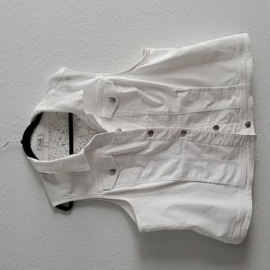 Impeccable pure white denim vest with lace details